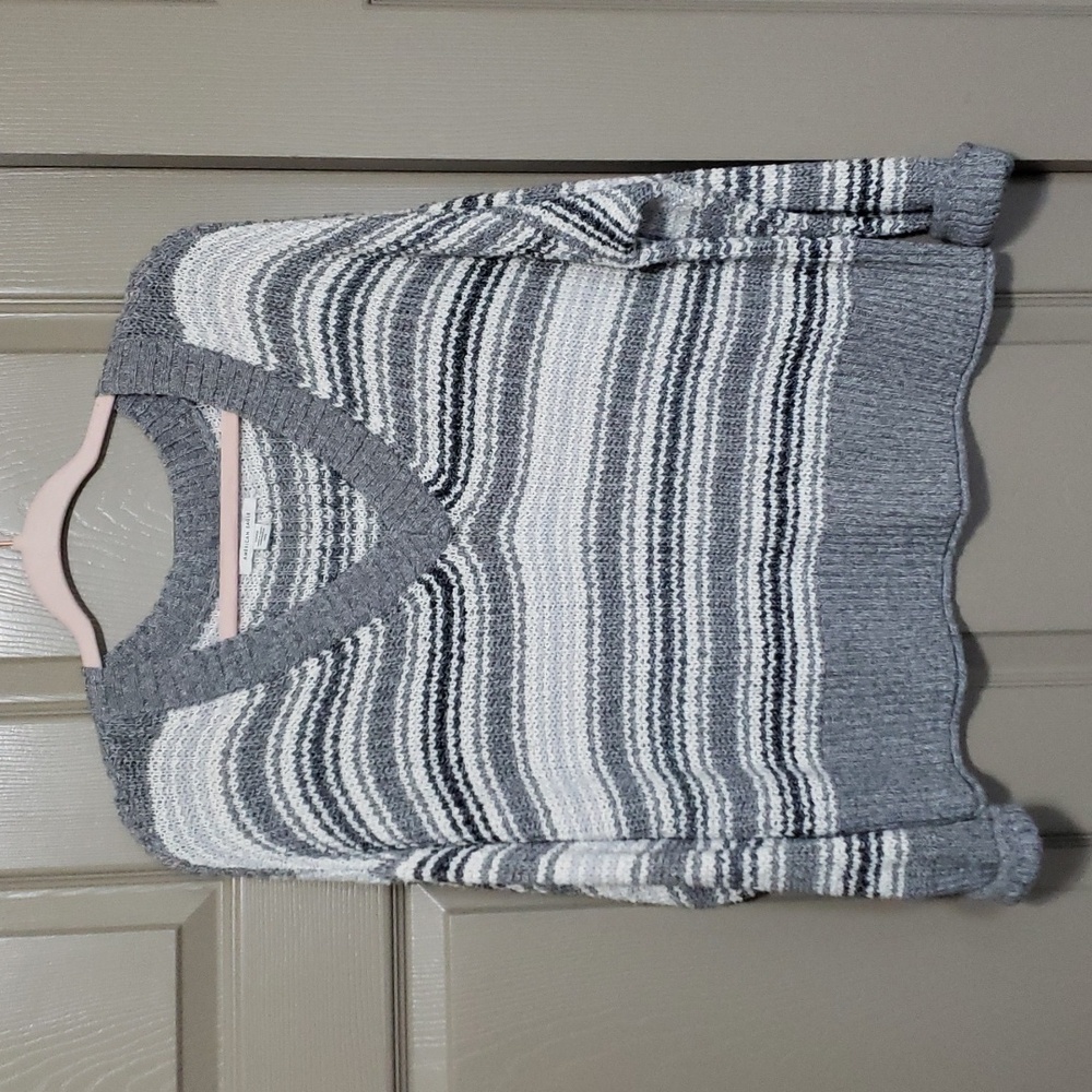 American Eagle v-neck slight crop oversized knit sweater size small
